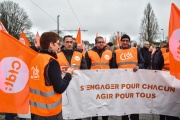 Des membres de la CFDT participent à une manifestation contre la réforme des retraites, à Paris, le 17 décembre.