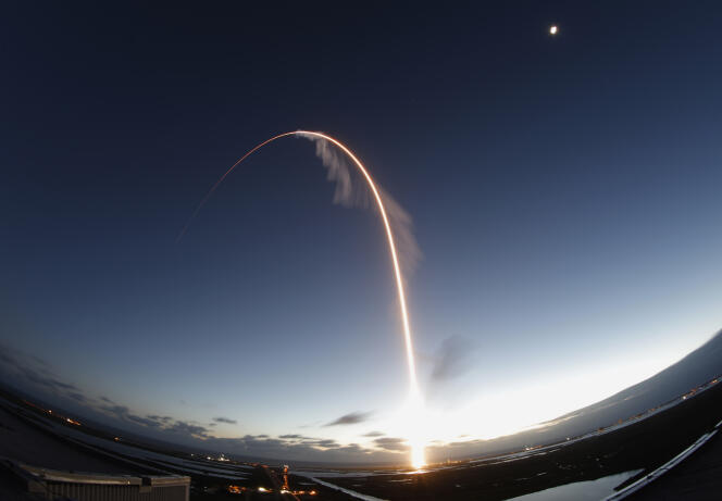 Vue du décollage de la fusée Atlas chargée de mettre sur orbite la capsule Boeing Starliner.