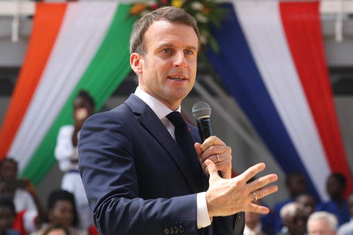 En Côte d’Ivoire, Emmanuel Macron joue la carte jeunes