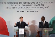 Emmanuel Macron et le président ivoirien Alassane Ouattara, lors de leur conférence de presse à Abidjan, le 21 écembre 2019.