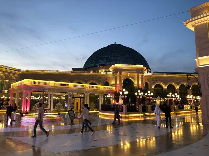 Al Hazm, bâti en lisière du quartier des affaires de Doha, est le mall le plus luxueux du Qatar.