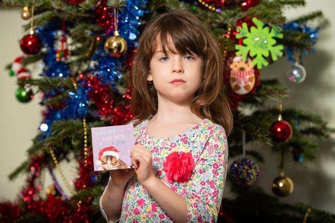 Florence, la fillette qui a découvert le message, avec sa carte de Noël.