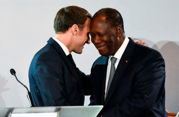 Le président français Emmanuel Macron et le président de Côte d’Ivoire Alassane Ouattara lors d’une conférence de presse à Abidjan le 21 décembre.