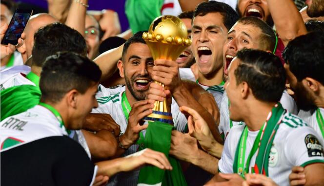 L’Algérien Youcef Belaïli avec les Fennecs, vainqueurs au Caire de la Coupe d’Afrique des nations (CAN), le 19 juillet 2019.