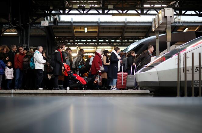 Des voyageurs atttendent leur train à la gare de l’Est, à Paris, le 23 décembre.