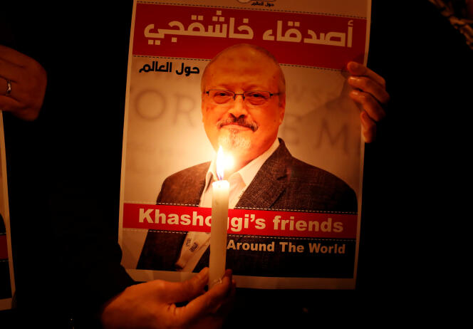 Un manifestant expose le portrait de Jamal Khashoggi lors d’un rassemblement devant le consulat d’Arabie saoudite à Istanbul (Turquie), en octobre 2018.