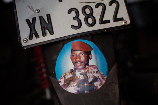 Autocollant à l'effigie de Thomas Sankara, à l'arrière d’une moto à Ouagadougou, en 2019.