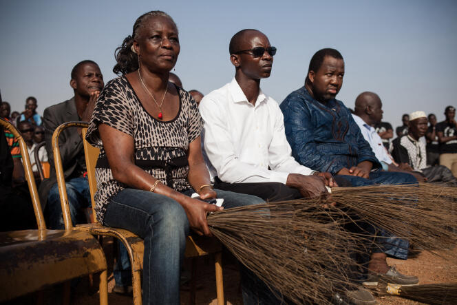 Germaine Pitroipa (à gauche) lors d’un hommage rendu à Thomas Sankara, organisé par le Balai citoyen au cimetière de Dagnoën, à Ouagadougou, le 21 décembre 2014.