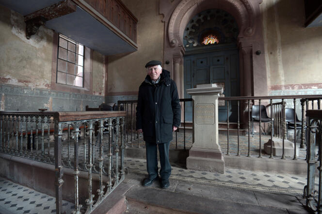 Roger Cahn, 84 ans sur cette photo prise en 2015, était le dernier juif de Westhoffen. Il pose là dans la synagogue abandonnée du village.