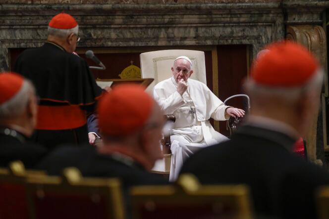 Le pape François lors d’un discours du cardinal Angelo Sodano (à gauche), le 21 décembre, au Vatican.