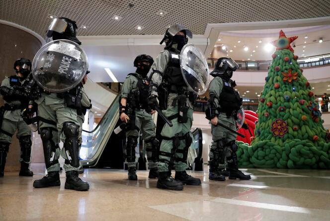 La police anti-émeute de Hongkong dans un centre commercial, le 24 décembre dernier.