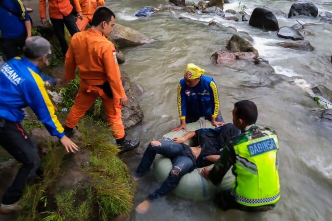 Opération de secours auprès des passagers du bus qui a chuté dans un ravin, le 23 décembre près de Pagar Alam, sur l’île de Sumatra, en Indonésie.