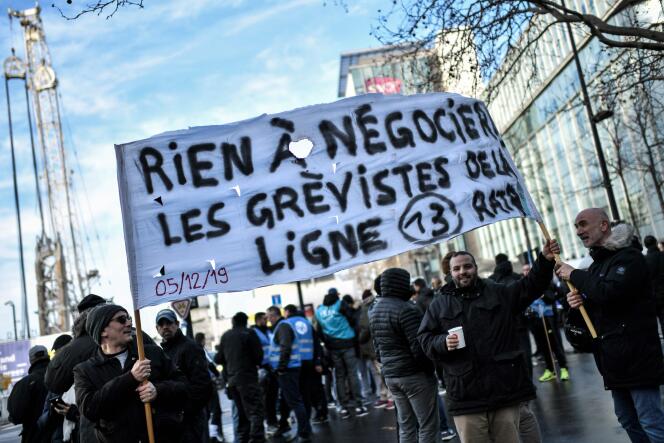 Des conducteurs de métro manifestent devant les bureaux de la SNCF à Saint-Denis, le 24 décembre.