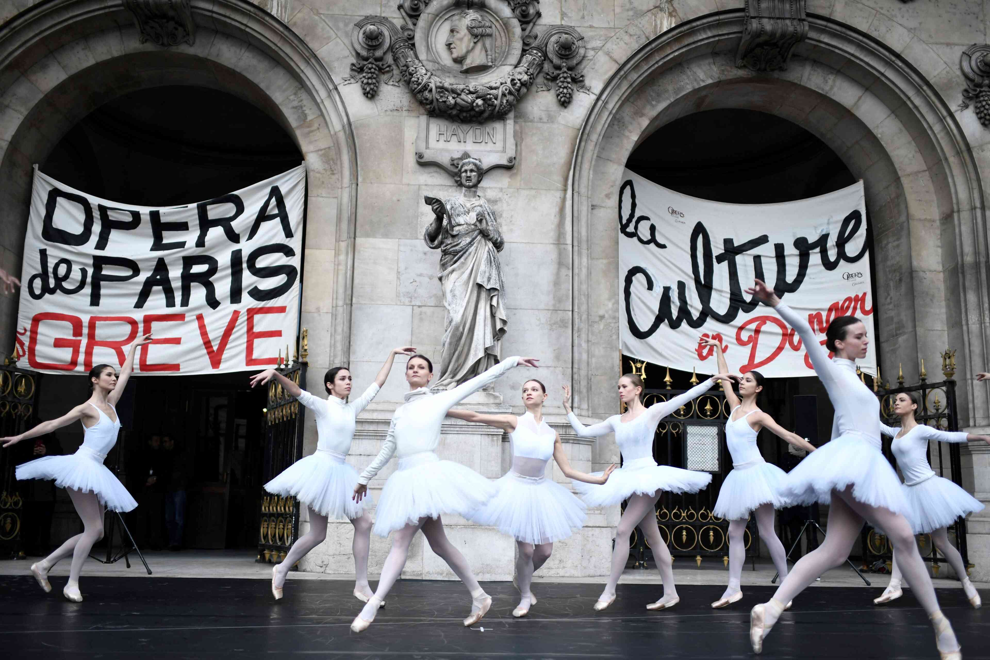 A quelques heures de Noël le 24 décembre, des danseuses du corps de ballet ont exécuté des tableaux du « Lac des cygnes » sur le parvis de de l’Opéra Garnier.