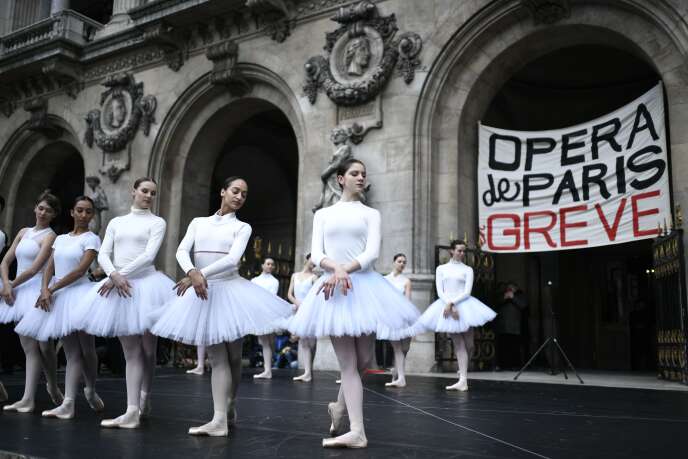 Les danseuses du corps de ballet de l’Opéra de Paris, devant le Palais Garnier, mardi 24 décembre.