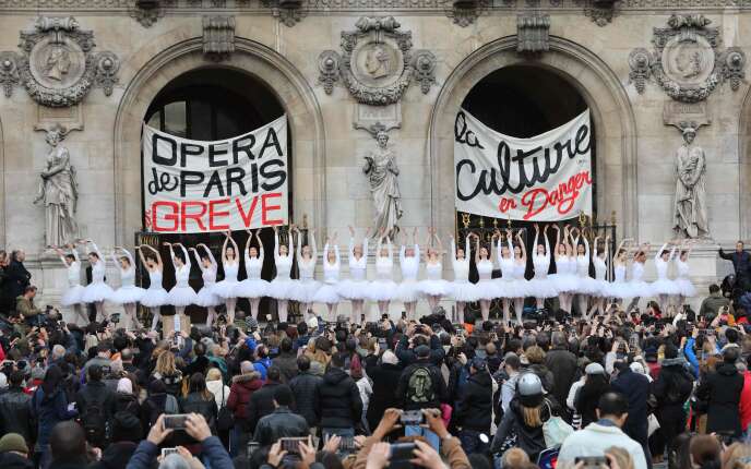 S’ajoute à la quarantaine de danseuses les musiciens de l’orchestre symphonique, à gauche de la photo, place de l’Opéra à Paris, mardi 24 décembre.