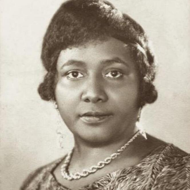 Dès les années 1930, Paulette Nardal tenait avec sa sœur Jeanne un salon littéraire à Clamart que tous les intellectuels noirs fréquentaient. Considérée comme l’une des théoriciens du concept de « négritude », elle fut la première femme noire à entrer à la Sorbonne en 1920.