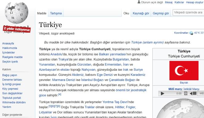 Sur le logo de la version turcophone de l’encyclopédie en ligne, le logo est barré de rouge, avec la mention : « Nous avons disparu depuis deux ans. »