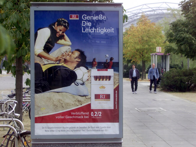 Publicité pour les cigarettes « R1 » dans les rues de Leiptzig, en 2000.