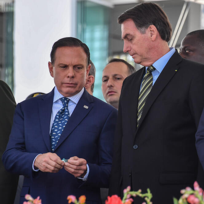 Joao Doria, membre du Parti de la social-démocratie brésilienne (PSDB) et gouverneur de Sao Paulo, aux côtés du président brésilien Jair Bolsonaro (à droite), lors d’un événement militaire à Sao Paulo, le 11 octobre.