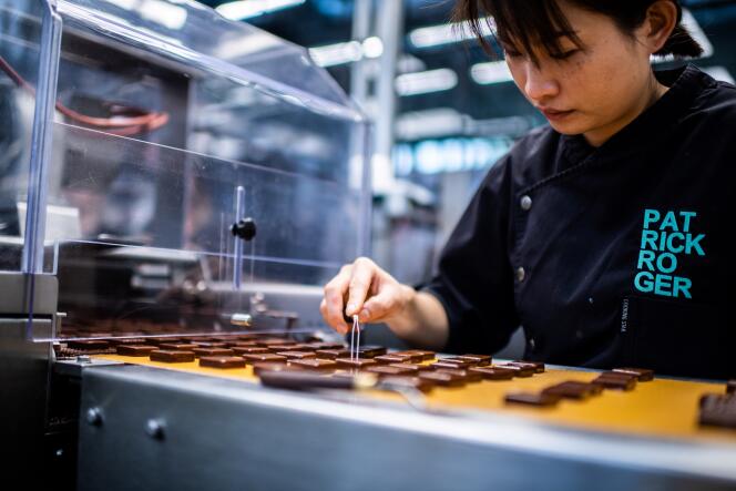 Une employée dans une fabrique de chocolats, à Sceaux (Hauts-de-Seine), le 30 octobre.