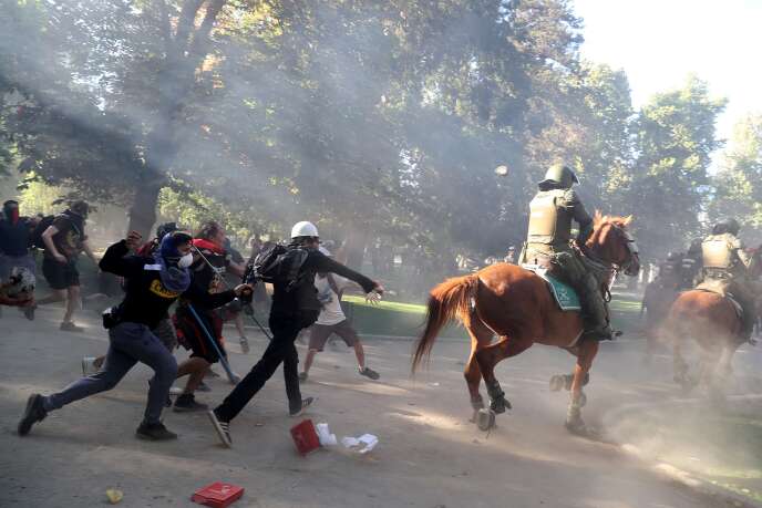 Affrontements entre manifestants et forces de lâordre Ã  Santiago, vendredi 27 dÃ©cembre.