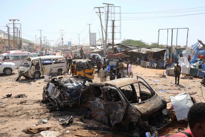 Sur la scène de l’attentat, où une voiture a explosé à un checkpoint de Mogadiscio, le 28 décembre.