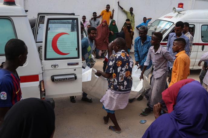 Une victime de l’attaque est transportée à l’hôpital Madina, Mogadiscio, le 28 décembre.
