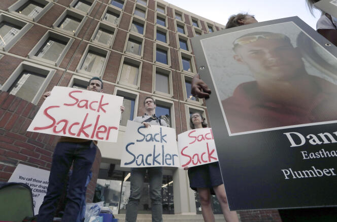 Des manifestants à Boston, le 2 août, lors du procès contre la société pharmaceutique Purdue Pharma, détenue par la famille Sackler.
