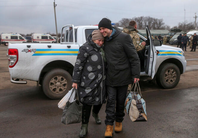 Un Ukrainien enlace sa mère après un échange de prisonniers au checkpoint de Mayorsk dans la région de Donetsk, Ukraine, le 29 décembre.