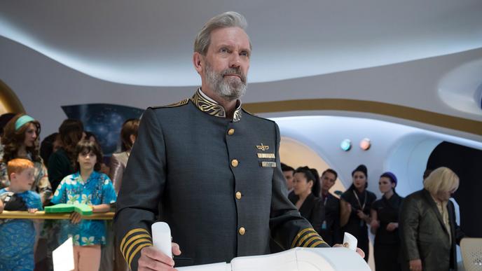 Hugh Laurie aux commandes d’un vaisseau spatial de croisière touristique dans « Avenue 5 ».