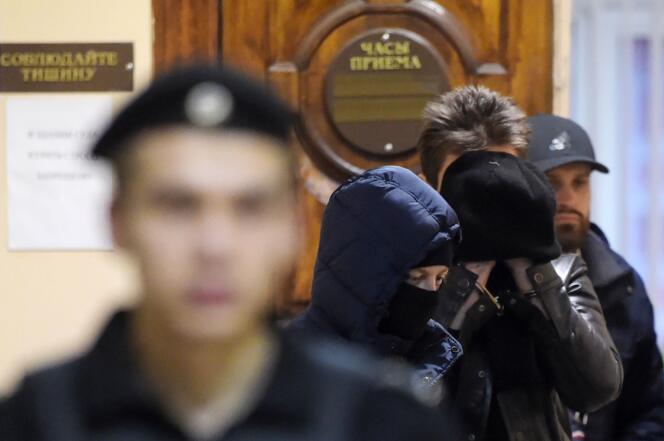 Une audience à huis clos s’est tenue lundi 30 décembre, à Saint-Pétersbourg, pour présenter les deux suspects à la justice.
