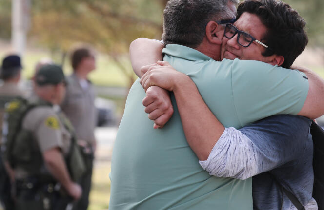 Un homme embrasse son fils après la tuerie dans un collège à Santa Clarita (Californie), le 14 novembre.