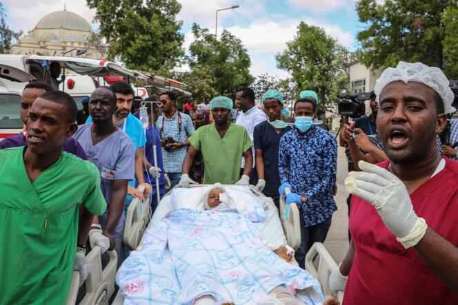 Une petite fille, blessée par l’explosion d’une voiture, est évacuée vers la Turquie pour recevoir des soins, à Mogadiscio, le 29 décembre.