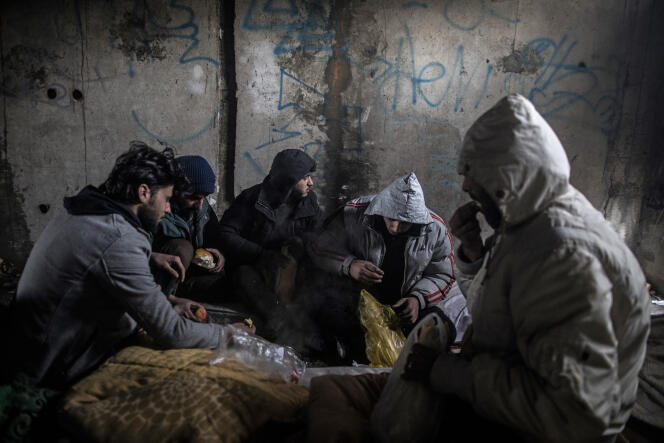 Des migrants syriens petit-déjeunent avant une tentative pour passer la frontière, près de Bihac, Bosnie-Herzégovine, le 14 décembre.