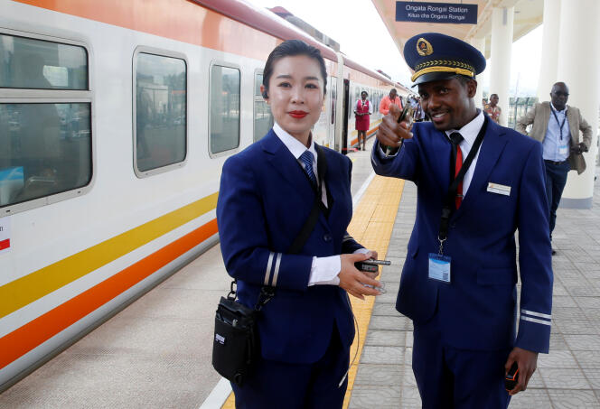 Des agents ferroviaires à la gare d’Ongata Rongai, au Kenya, le 16 octobre 2019, sur une ligne construite par la China Road and Bridge Corporation et financée par la Chine.