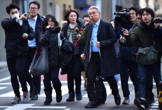 Au centre, Junichiro Hironaka, responsable de l’équipe de défense de Carlos Ghosn, mardi 31 décembre 2019, à Tokyo.