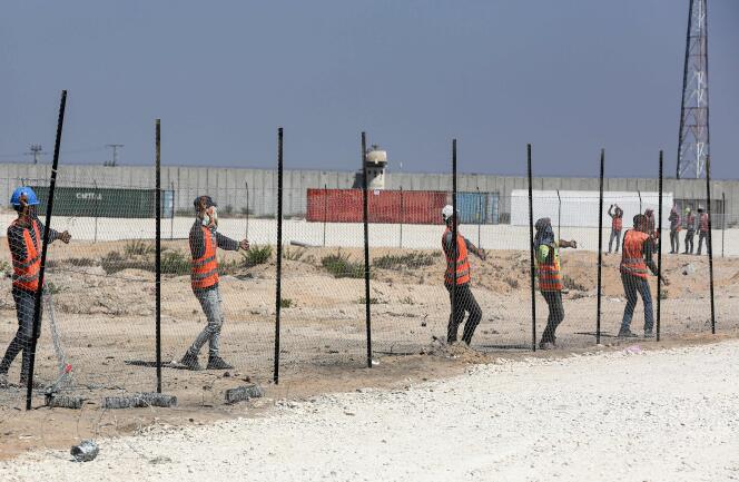 Des ouvriers palestiniens érigent une clôture grillagée sur le site du futur établissement médical, surnommé «l’hôpital américain», dans le nord de la bande de Gaza, le 3 octobre 2019.