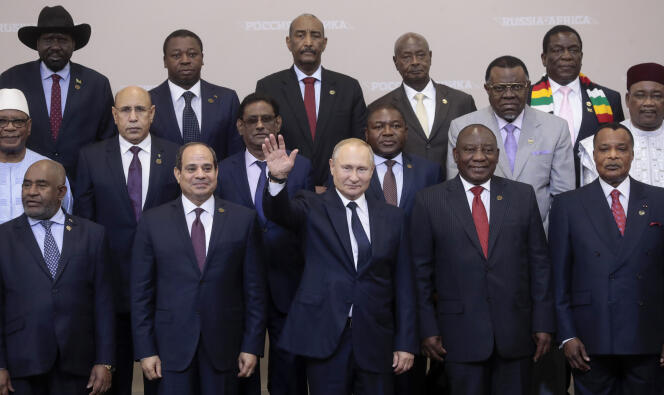 Le président russe, Vladimir Poutine, entouré de dirigeants africains, à Sotchi, le 24 octobre 2019.