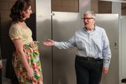 A droite, Abby McEnany (Abby) dans la série « Work in Progress ».