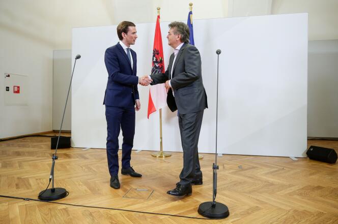 Le chancelier autrichien, Sebastian Kurz (à gauche), et le chef des Verts, Werner Kogler, après avoir annoncé leur alliance, à Vienne, le 1er janvier.