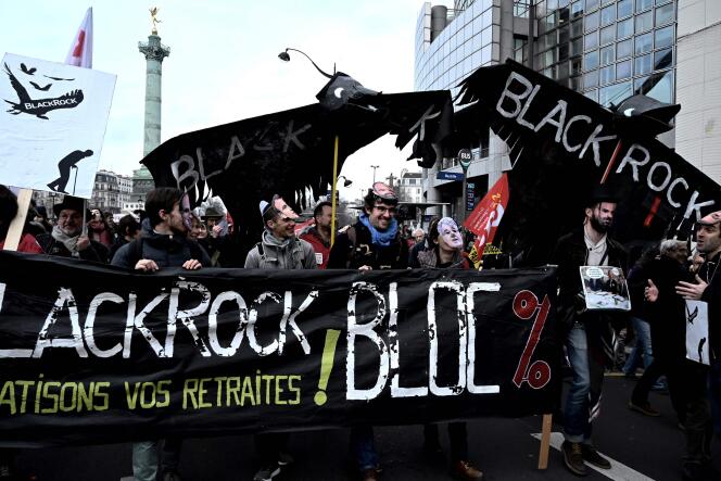 Manifestation contre la réforme des retraites avec des slogans anti BlackRock, le 17 décembre 2019 à Paris.
