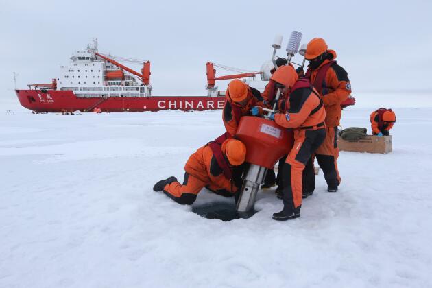 Des chercheurs chinois installent un instrument de mesure en août 2016. Au fond le brise-glace chinois « Xuelong 1 ».