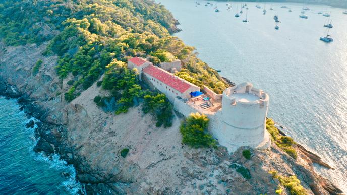 Séjour détox au fort de Port-Man (Var), datant du XVIIe siècle et entièrement restauré par Anne et Yann Arthus-Bertrand.