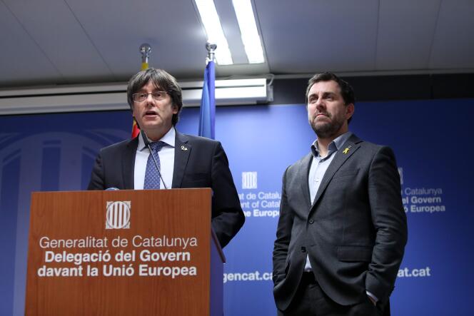 L’ancien président catalan Carles Puigdemont (à gauche) et l’ancien ministre de la santé du gouvernement catalan Antoni Comin, lors d’une conférence de presse, le 19 décembre 2019, à Bruxelles.