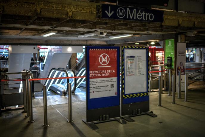 Lối vào tàu điện ngầm tại Gare Montparnasse ở Paris vào ngày 2 tháng 1.