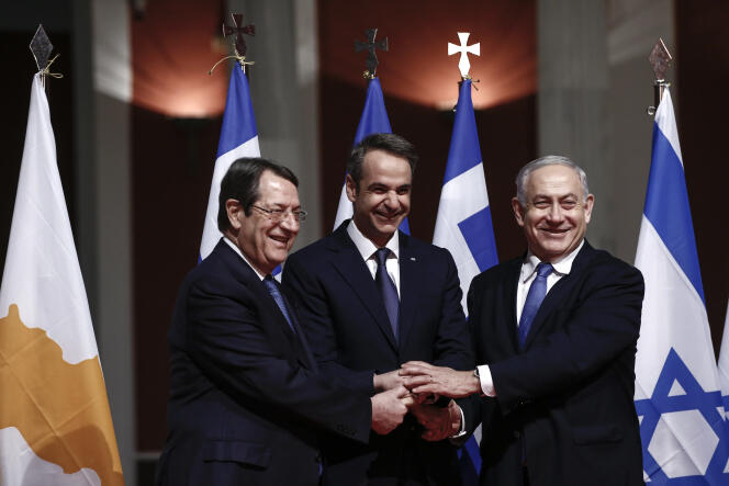 Le président chypriote Nicos Anastasiadis, le premier ministre grec Kyriakos Mitsotakis et le premier ministre israélien Benyamin Nétanyahou, le 2 janvier à Athènes.