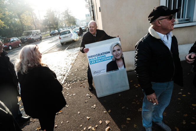 Tractage par le Rassemblement national avec son candidat aux municipales, Nicolas Pierron, à Vaujours (Seine-Saint-Denis), le 21 novembre 2019.