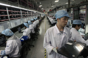 Des employés d’une usine Hewlett-Packard où sont produits des ordinateurs portables, à Chongqing, en Chine, en novembre 2012.