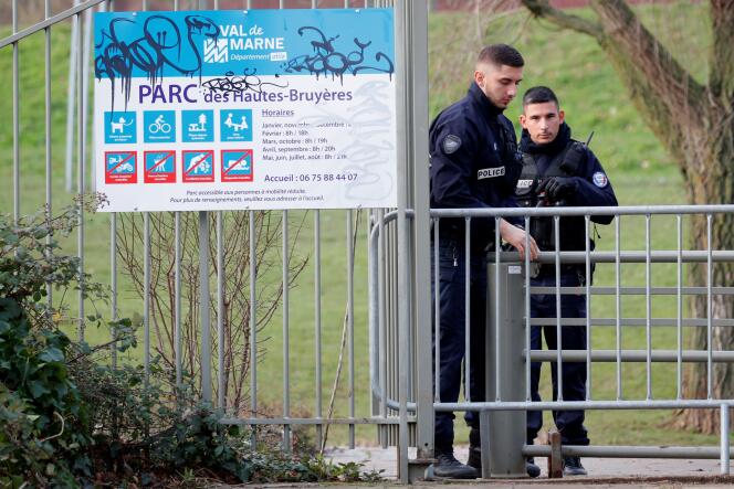 La police sécurise la zone où a eu lieu l’attaque, à Villejuif (Val-de-Marne), vendredi 3 janvier.